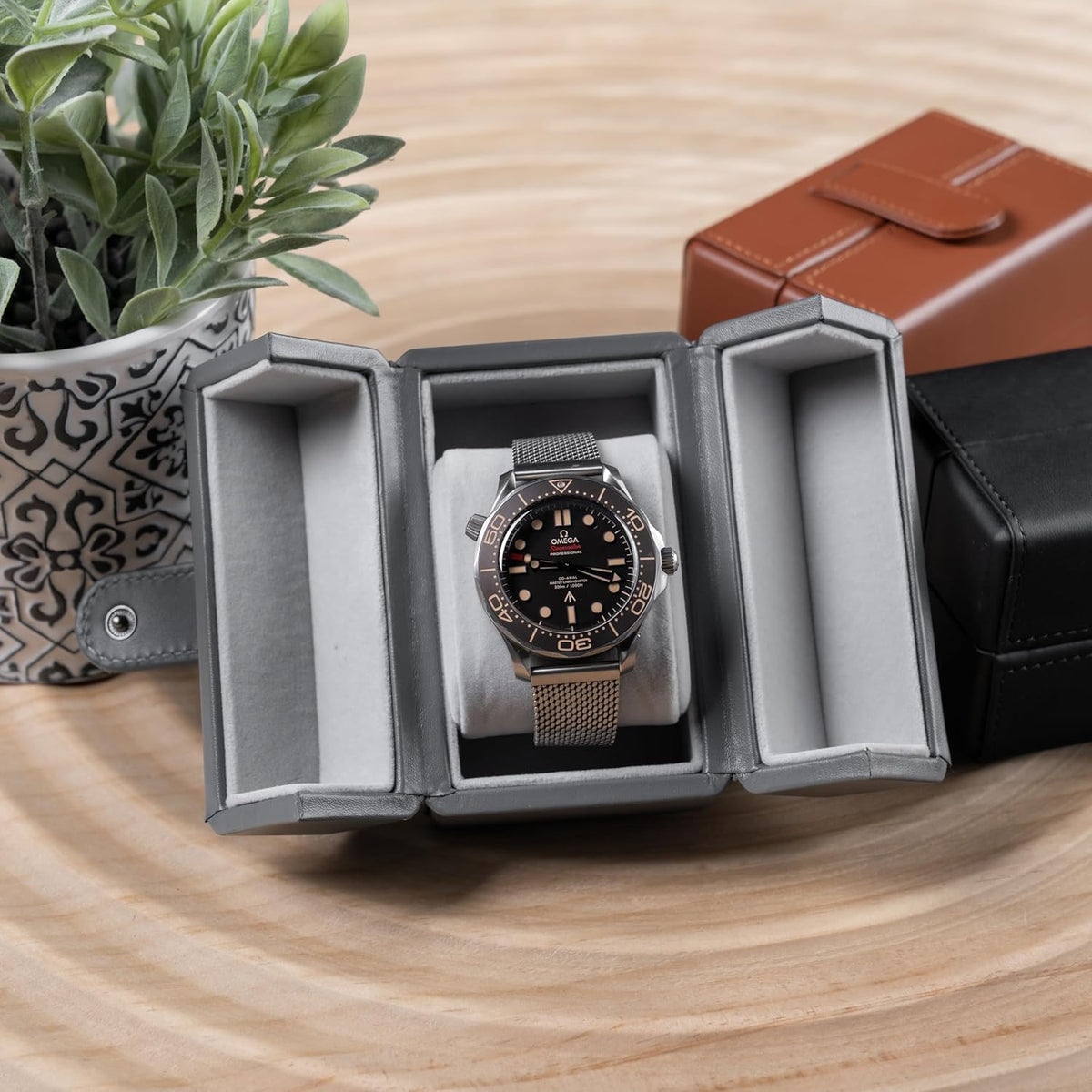 Single Travel Watch Case - Vintage Inspired - Exterior, Soft Microfiber Lining, Fits Up to 42mm Watches - Vegan Leather - Reliable Storage for Home or Travel