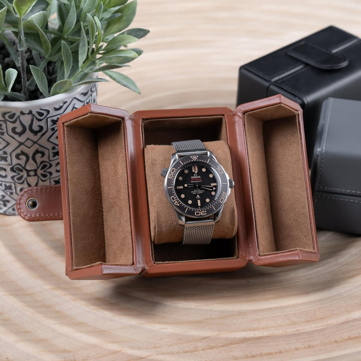 Single Travel Watch Case - Vintage Inspired - Exterior, Soft Microfiber Lining, Fits Up to 42mm Watches - Vegan Leather - Reliable Storage for Home or Travel